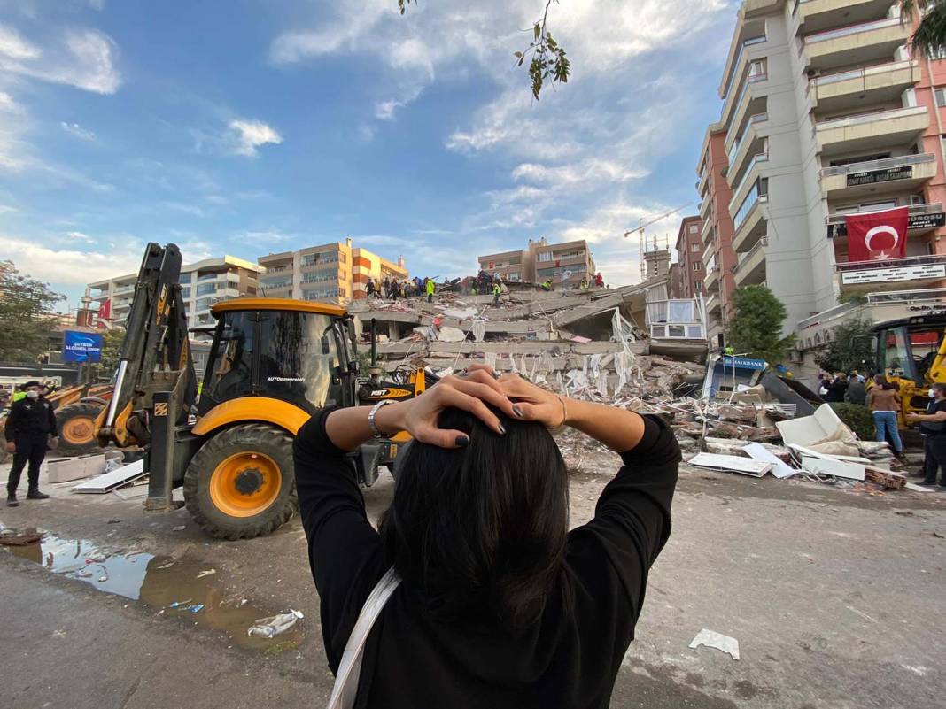 İzmir depremini 2. yılında unutmadık! İşte depremin acı fotoğrafları... 13