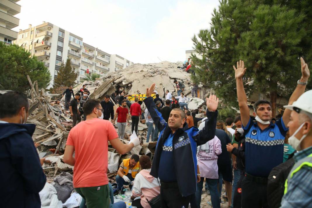 İzmir depremini 2. yılında unutmadık! İşte depremin acı fotoğrafları... 15