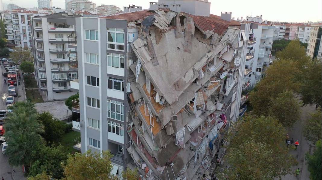 İzmir depremini 2. yılında unutmadık! İşte depremin acı fotoğrafları... 17