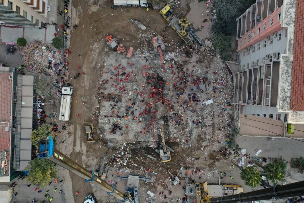 İzmir depremini 2. yılında unutmadık! İşte depremin acı fotoğrafları... 19