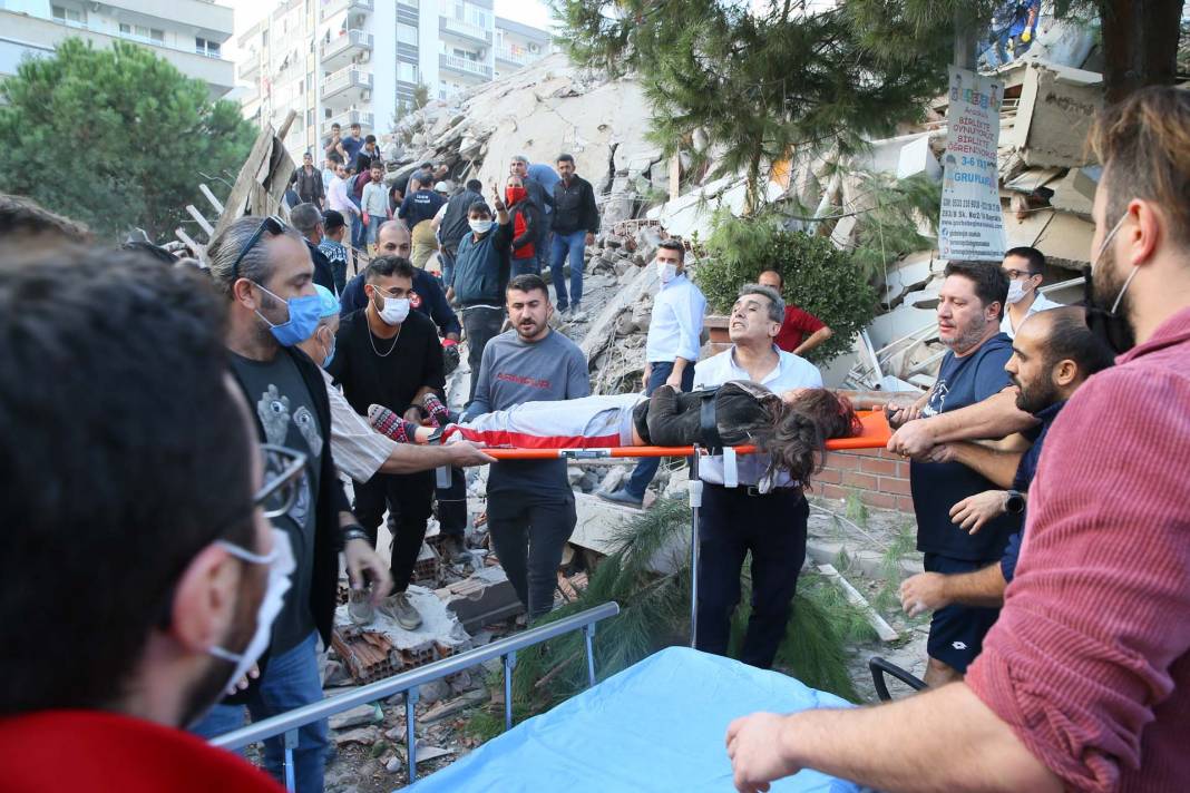 İzmir depremini 2. yılında unutmadık! İşte depremin acı fotoğrafları... 4