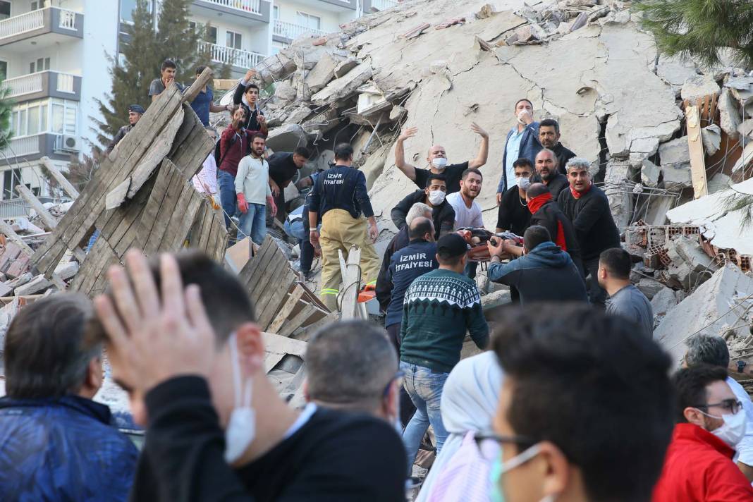 İzmir depremini 2. yılında unutmadık! İşte depremin acı fotoğrafları... 5