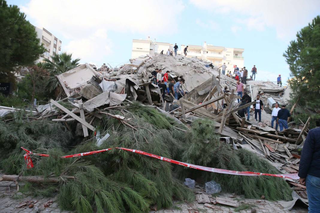 İzmir depremini 2. yılında unutmadık! İşte depremin acı fotoğrafları... 6