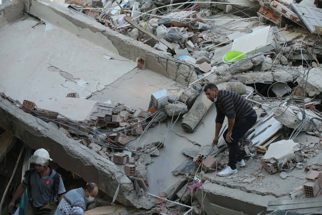 İzmir depremini 2. yılında unutmadık! İşte depremin acı fotoğrafları... 7