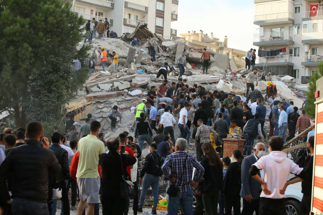 İzmir depremini 2. yılında unutmadık! İşte depremin acı fotoğrafları... 9