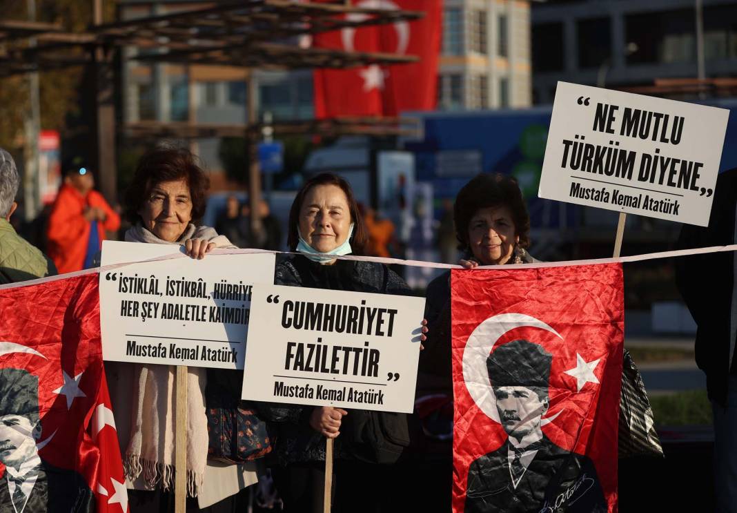 Saat 9'u 5 geçe hayat durdu! Türkiye Atatürk için saygı duruşunda bulundu! Tüyleri diken diken anlar... 102