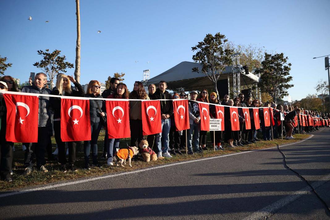 Saat 9'u 5 geçe hayat durdu! Türkiye Atatürk için saygı duruşunda bulundu! Tüyleri diken diken anlar... 106