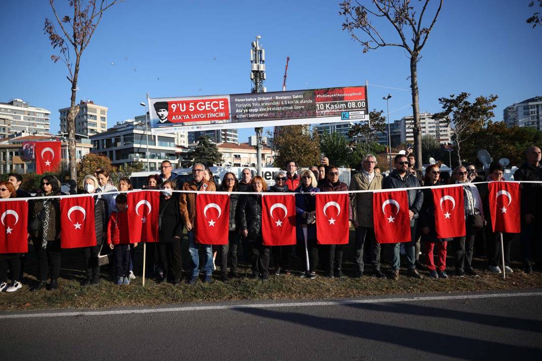 Saat 9'u 5 geçe hayat durdu! Türkiye Atatürk için saygı duruşunda bulundu! Tüyleri diken diken anlar... 110