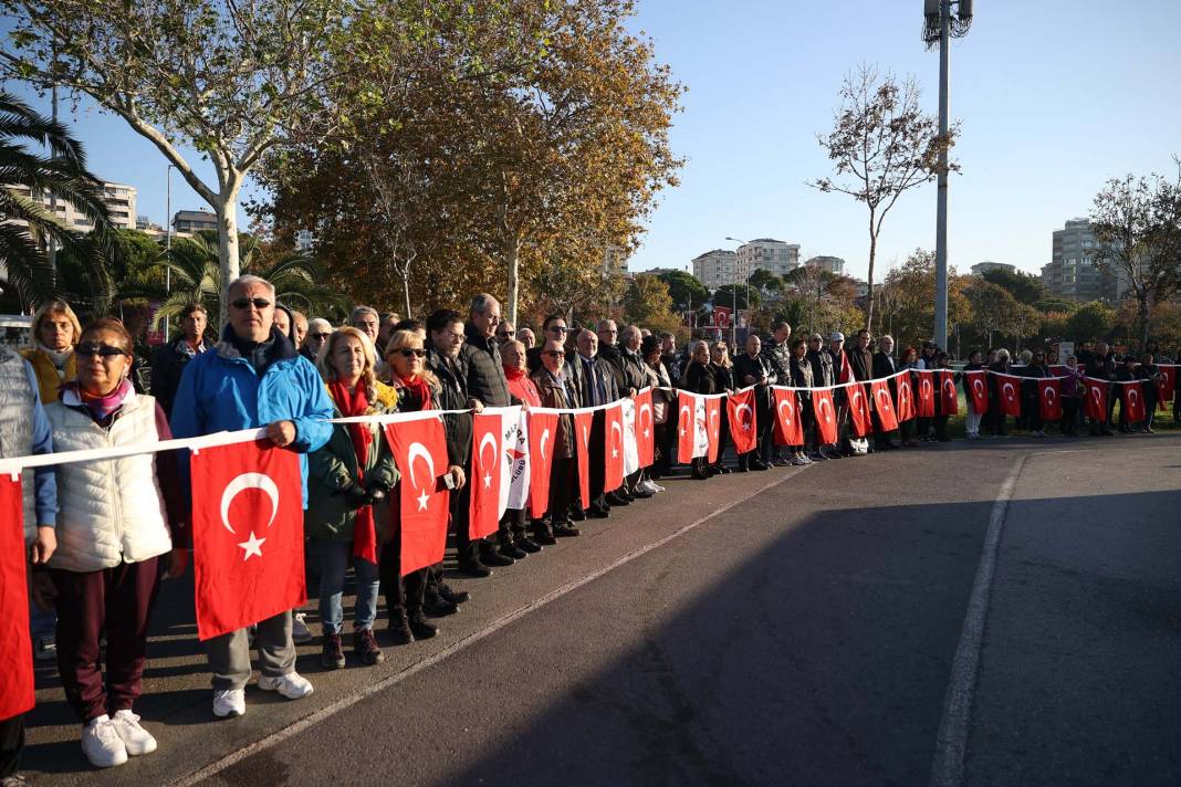 Saat 9'u 5 geçe hayat durdu! Türkiye Atatürk için saygı duruşunda bulundu! Tüyleri diken diken anlar... 111