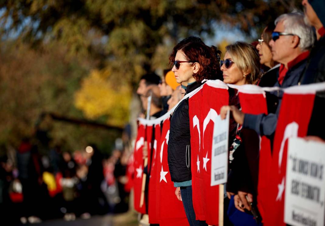 Saat 9'u 5 geçe hayat durdu! Türkiye Atatürk için saygı duruşunda bulundu! Tüyleri diken diken anlar... 112