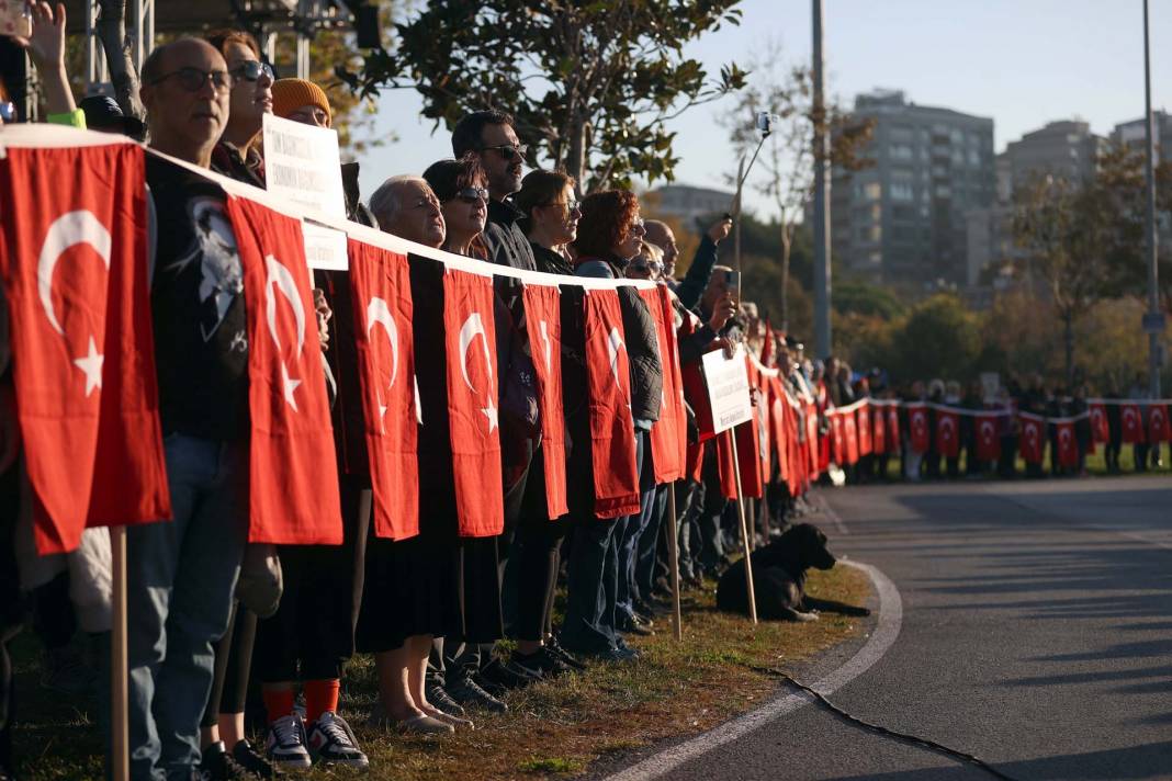 Saat 9'u 5 geçe hayat durdu! Türkiye Atatürk için saygı duruşunda bulundu! Tüyleri diken diken anlar... 113