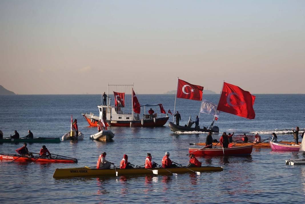 Saat 9'u 5 geçe hayat durdu! Türkiye Atatürk için saygı duruşunda bulundu! Tüyleri diken diken anlar... 115