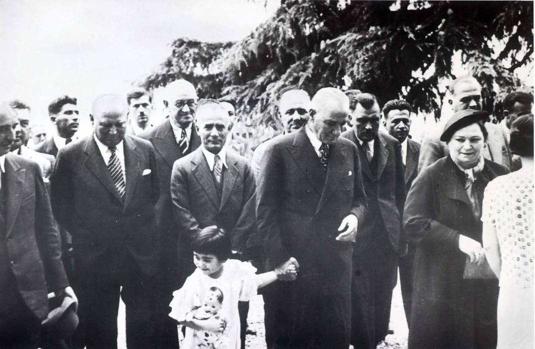 Saat 9'u 5 geçe hayat durdu! Türkiye Atatürk için saygı duruşunda bulundu! Tüyleri diken diken anlar... 129