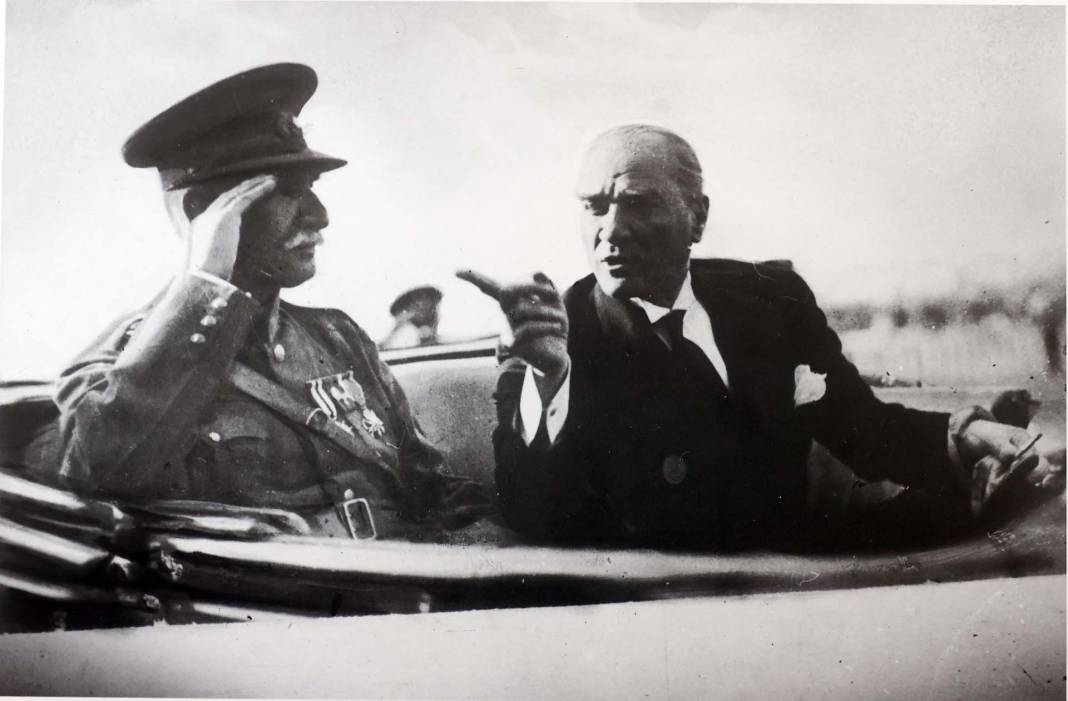 Saat 9'u 5 geçe hayat durdu! Türkiye Atatürk için saygı duruşunda bulundu! Tüyleri diken diken anlar... 130