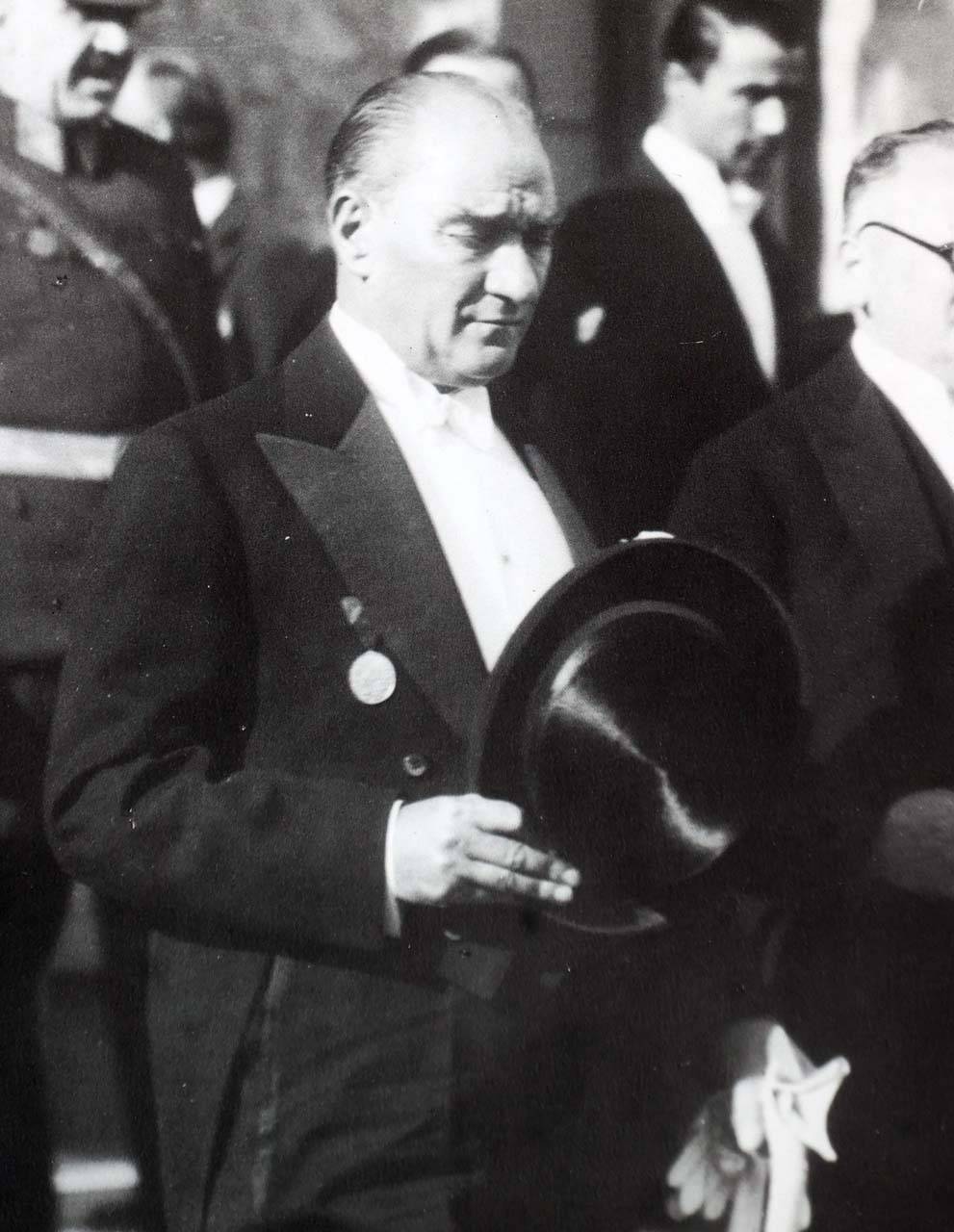 Saat 9'u 5 geçe hayat durdu! Türkiye Atatürk için saygı duruşunda bulundu! Tüyleri diken diken anlar... 131