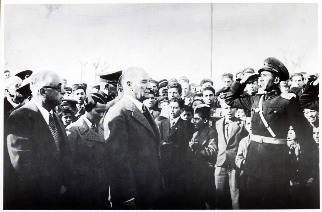 Saat 9'u 5 geçe hayat durdu! Türkiye Atatürk için saygı duruşunda bulundu! Tüyleri diken diken anlar... 136