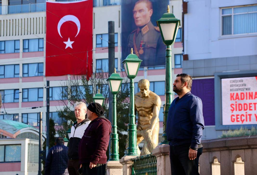 Saat 9'u 5 geçe hayat durdu! Türkiye Atatürk için saygı duruşunda bulundu! Tüyleri diken diken anlar... 19