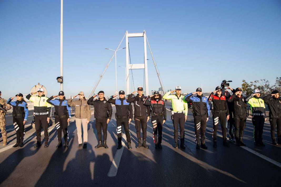 Saat 9'u 5 geçe hayat durdu! Türkiye Atatürk için saygı duruşunda bulundu! Tüyleri diken diken anlar... 24