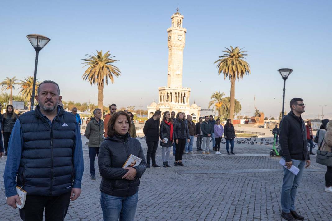 Saat 9'u 5 geçe hayat durdu! Türkiye Atatürk için saygı duruşunda bulundu! Tüyleri diken diken anlar... 40