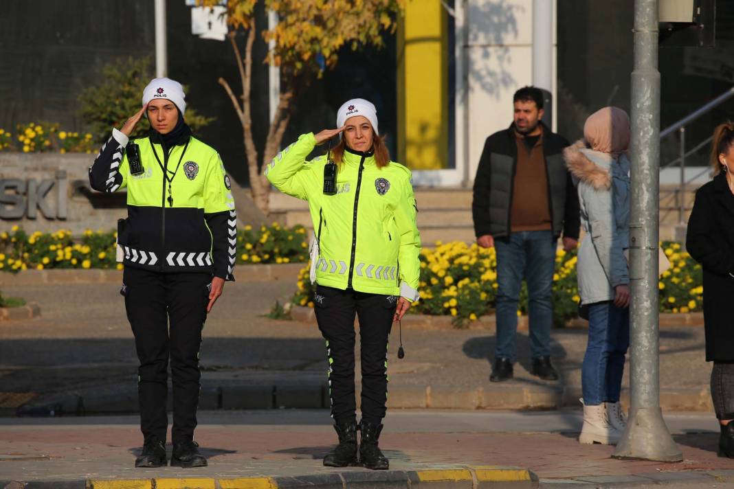 Saat 9'u 5 geçe hayat durdu! Türkiye Atatürk için saygı duruşunda bulundu! Tüyleri diken diken anlar... 43