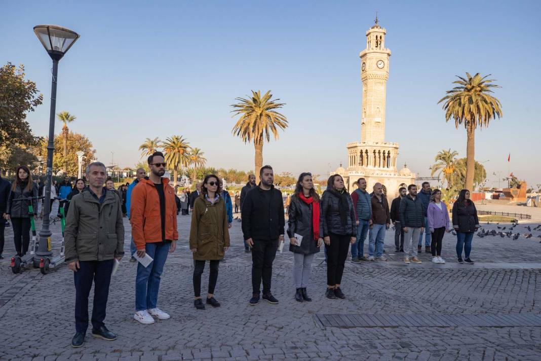 Saat 9'u 5 geçe hayat durdu! Türkiye Atatürk için saygı duruşunda bulundu! Tüyleri diken diken anlar... 47