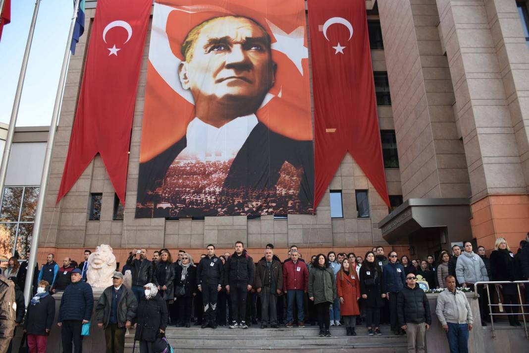 Saat 9'u 5 geçe hayat durdu! Türkiye Atatürk için saygı duruşunda bulundu! Tüyleri diken diken anlar... 64