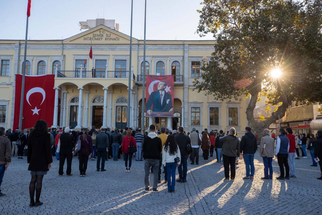 Saat 9'u 5 geçe hayat durdu! Türkiye Atatürk için saygı duruşunda bulundu! Tüyleri diken diken anlar... 70