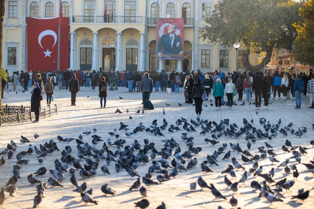 Saat 9'u 5 geçe hayat durdu! Türkiye Atatürk için saygı duruşunda bulundu! Tüyleri diken diken anlar... 71