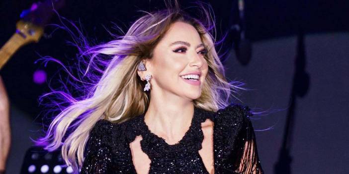 Ünlü şarkıcı Hadise, güzelliğiyle Roma'yı yaktı kavurdu! Haç işaretine benzer kolyesi dikkat çekti! "Kadın yeniden doğdu..."