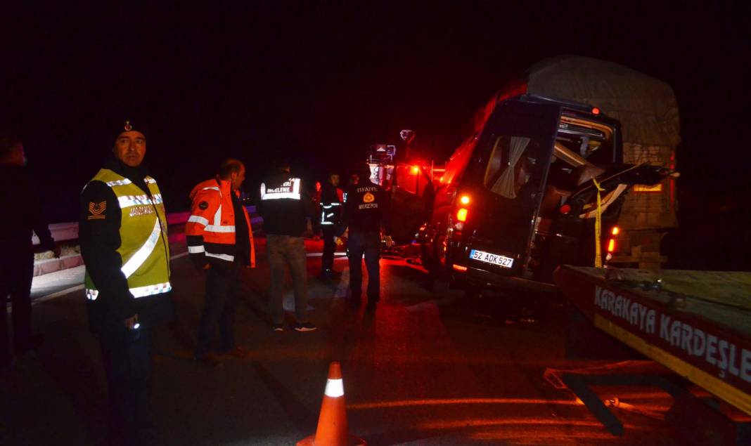 Amasya'da feci kaza! Tiyatro oyuncularını taşıyan minibüs, kamyona çarptı: Ölüler ve yaralılar var 3