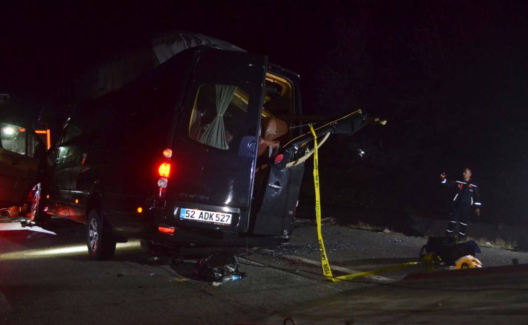 Amasya'da feci kaza! Tiyatro oyuncularını taşıyan minibüs, kamyona çarptı: Ölüler ve yaralılar var 5