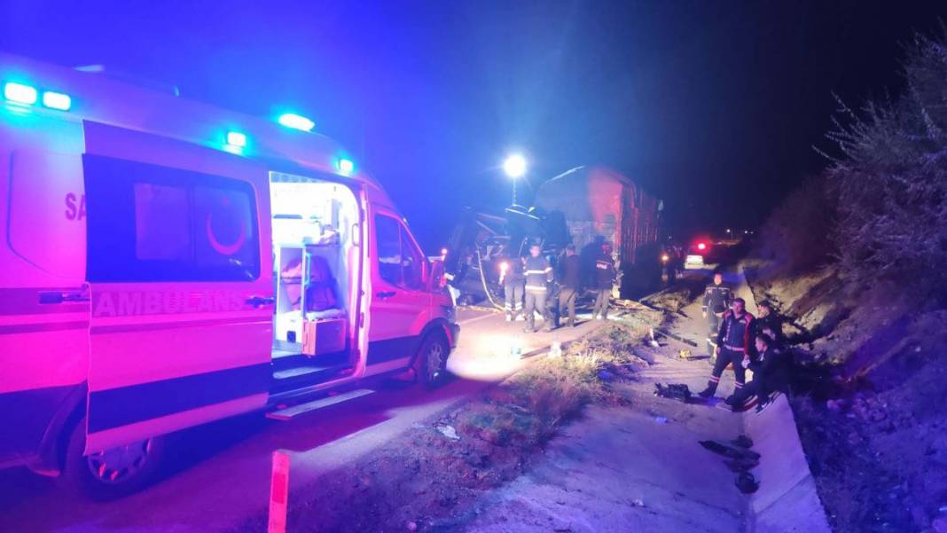 Amasya'da feci kaza! Tiyatro oyuncularını taşıyan minibüs, kamyona çarptı: Ölüler ve yaralılar var 6