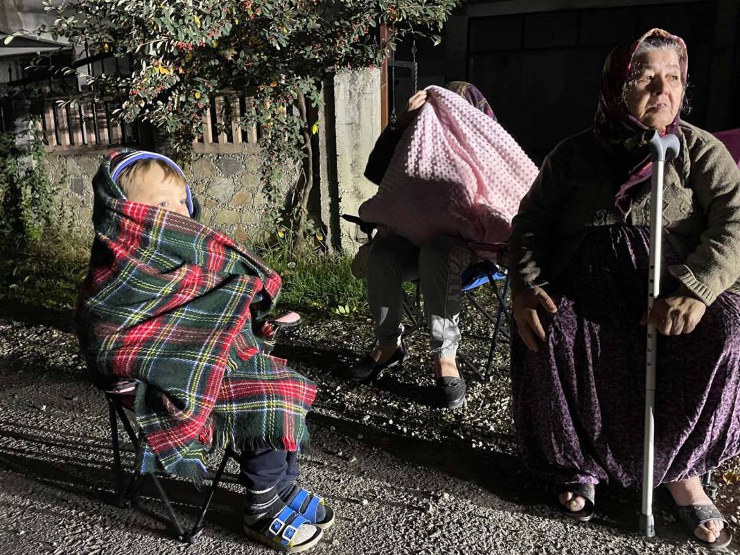 Düzce'nin Gölyaka ilçesinde 5.9 büyüklüğünde deprem! İşte depremin ardından bölgeden fotoğraflar 19