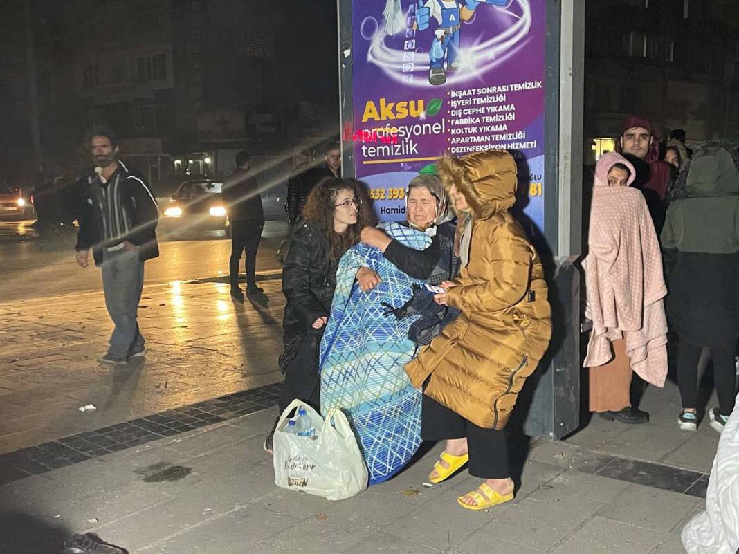 Düzce'nin Gölyaka ilçesinde 5.9 büyüklüğünde deprem! İşte depremin ardından bölgeden fotoğraflar 38