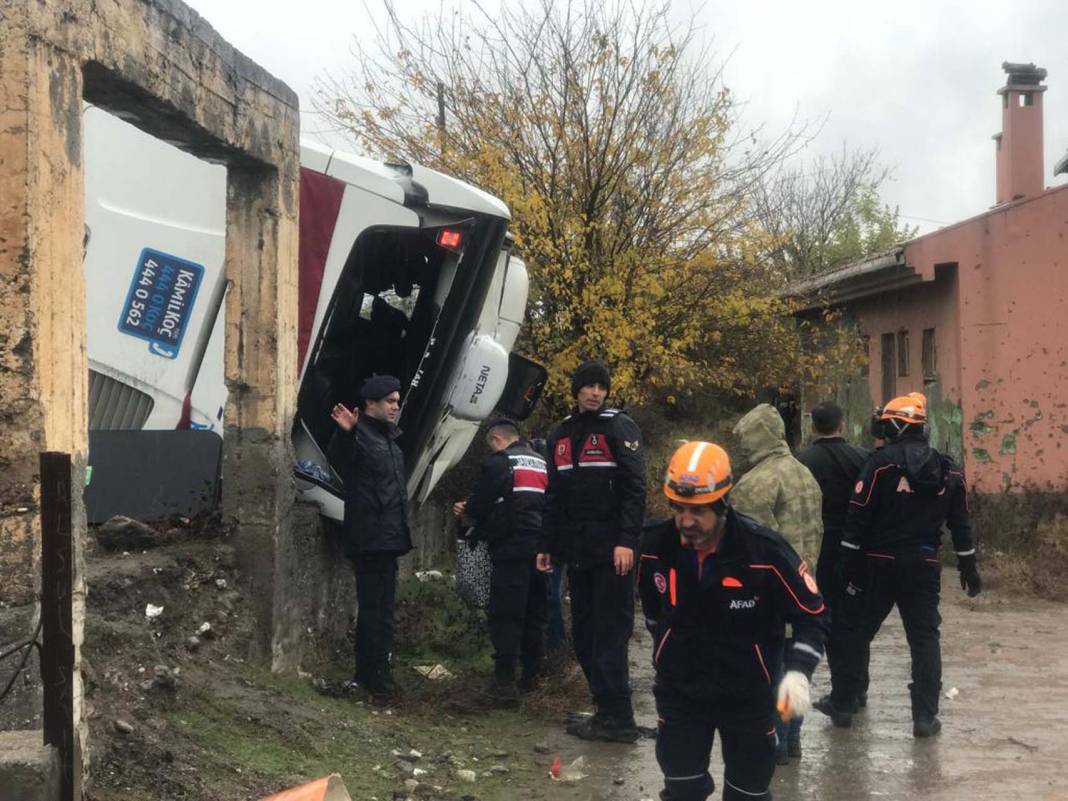 Son dakika | Diyarbakır Bismil'de yolcu otobüsü şarampole devrildi: Çok sayıda yaralı var 1