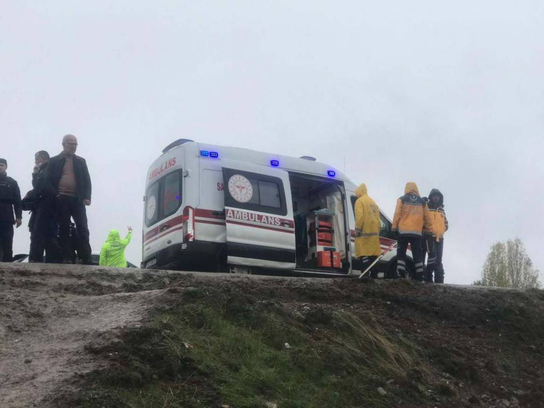 Son dakika | Diyarbakır Bismil'de yolcu otobüsü şarampole devrildi: Çok sayıda yaralı var 2