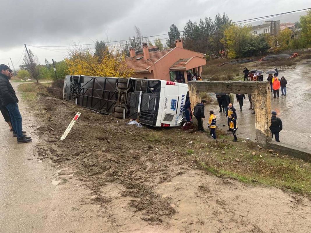 Son dakika | Diyarbakır Bismil'de yolcu otobüsü şarampole devrildi: Çok sayıda yaralı var 6