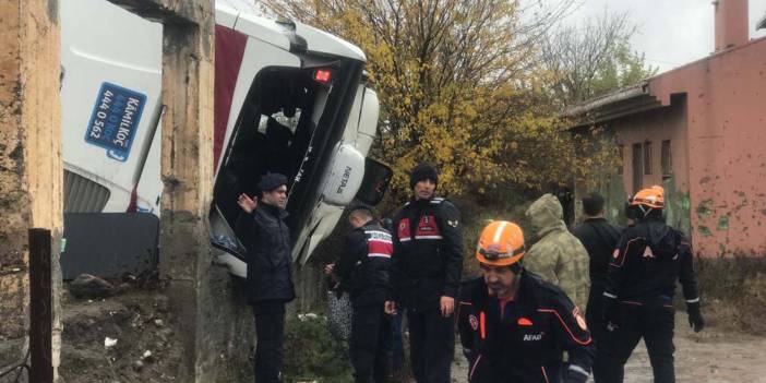 Son dakika | Diyarbakır Bismil'de yolcu otobüsü şarampole devrildi: Çok sayıda yaralı var