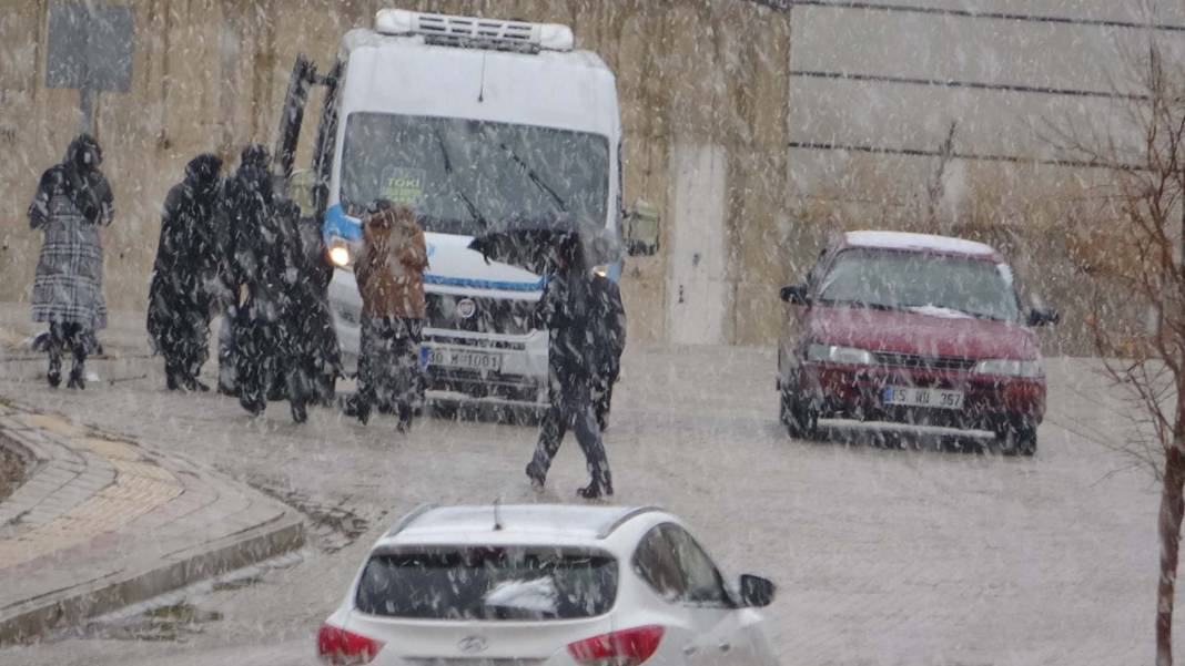 Kar yağışı etkili oldu!  Hakkari Yüksekova beyaza örtüyle kaplandı: "İki aydan fazladır havalar soğuktu" 2