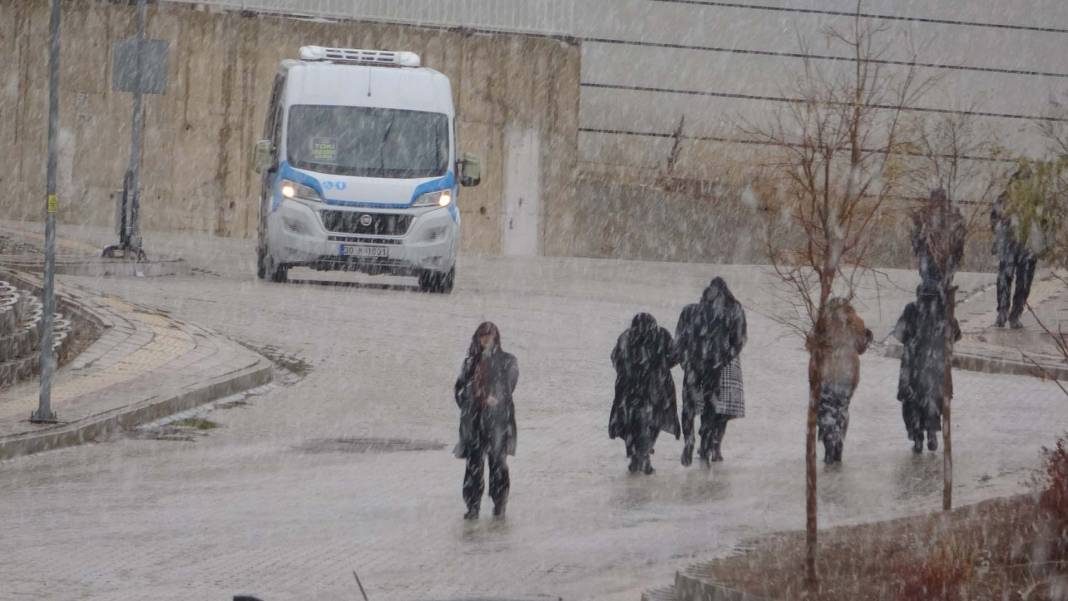 Kar yağışı etkili oldu!  Hakkari Yüksekova beyaza örtüyle kaplandı: "İki aydan fazladır havalar soğuktu" 6