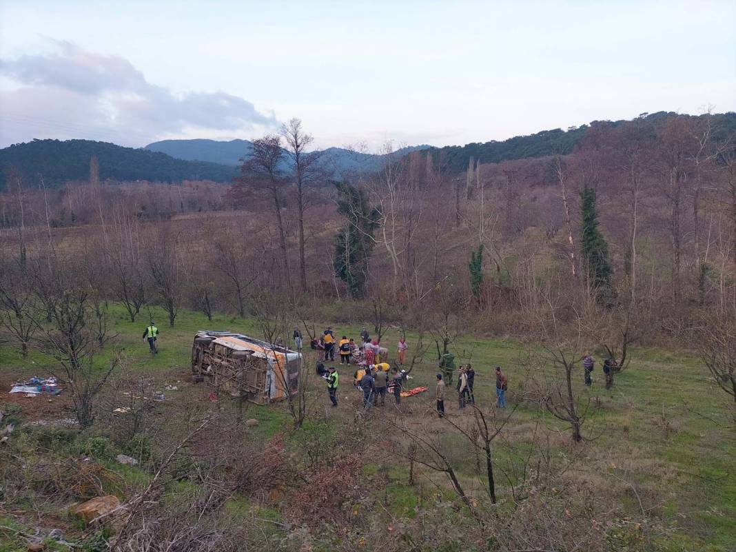 Çanakkale'de işçileri taşıyan minibüs tarlaya uçtu: Uzman erbaş Musa Düşkün öldü, yaralılar var 2