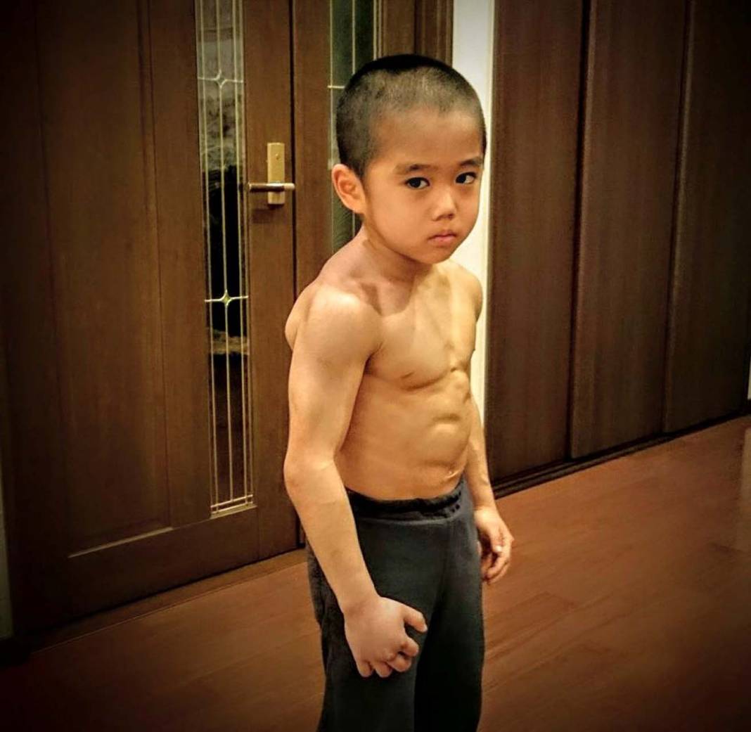 'Mini Bruce Lee'yi görenler inanamıyor! İki parmakla şınav çekiyor: Bruce Lee kadar havalı olmak istiyorum 2