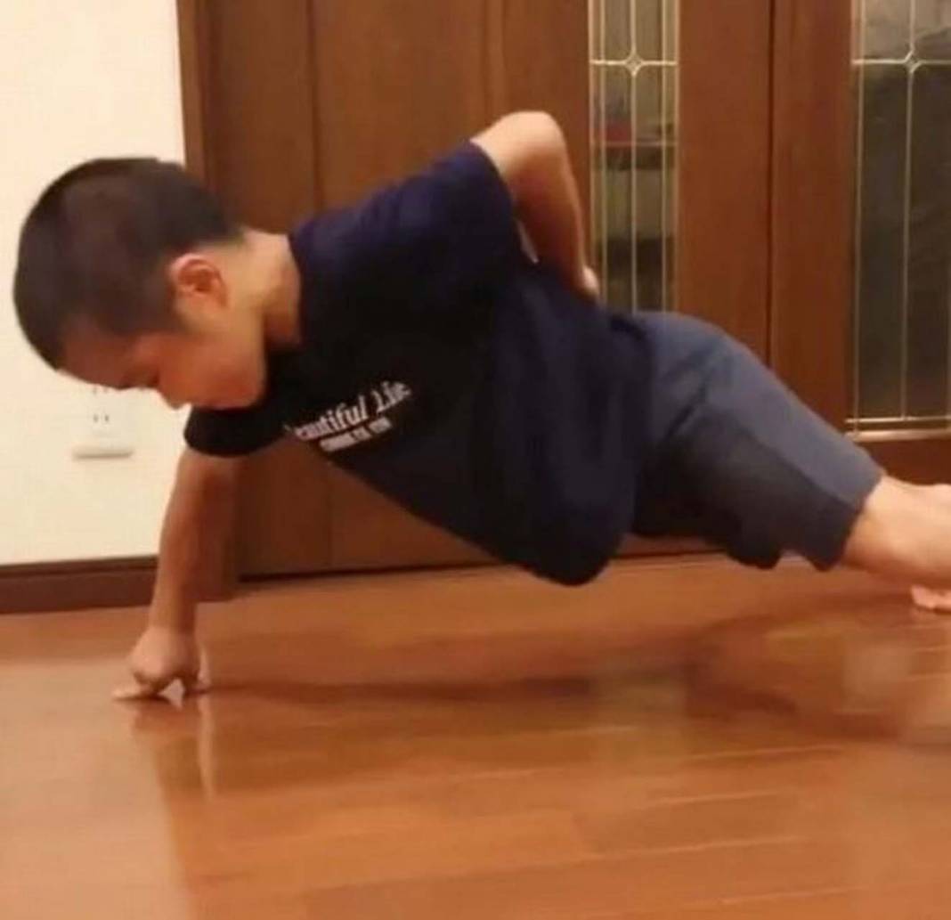 'Mini Bruce Lee'yi görenler inanamıyor! İki parmakla şınav çekiyor: Bruce Lee kadar havalı olmak istiyorum 3