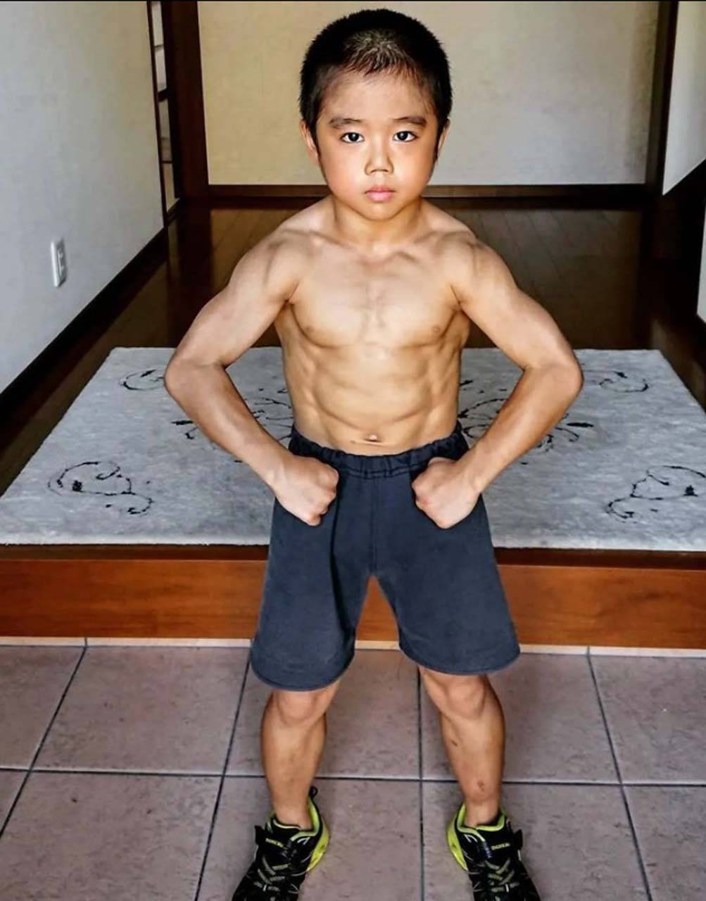 'Mini Bruce Lee'yi görenler inanamıyor! İki parmakla şınav çekiyor: Bruce Lee kadar havalı olmak istiyorum 6