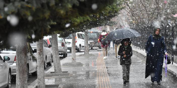 Şemsiyenizi yanınızdan ayırmayın! Meteoroloji'den sağanak, gök gürültülü sağanak ve kar yağışı uyarısı!