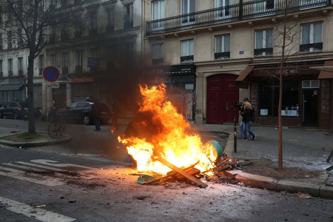 Fransa karıştı! Paris'te PKK destekçileri polisle çatıştı, ortalık savaş alanına döndü 10