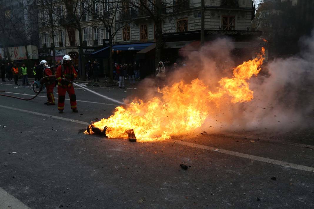 Fransa karıştı! Paris'te PKK destekçileri polisle çatıştı, ortalık savaş alanına döndü 11