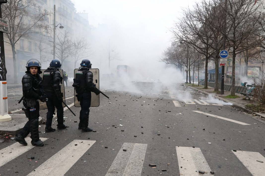 Fransa karıştı! Paris'te PKK destekçileri polisle çatıştı, ortalık savaş alanına döndü 12