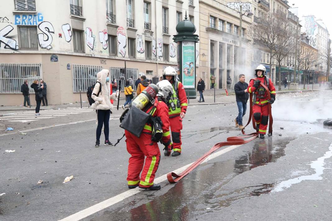 Fransa karıştı! Paris'te PKK destekçileri polisle çatıştı, ortalık savaş alanına döndü 13