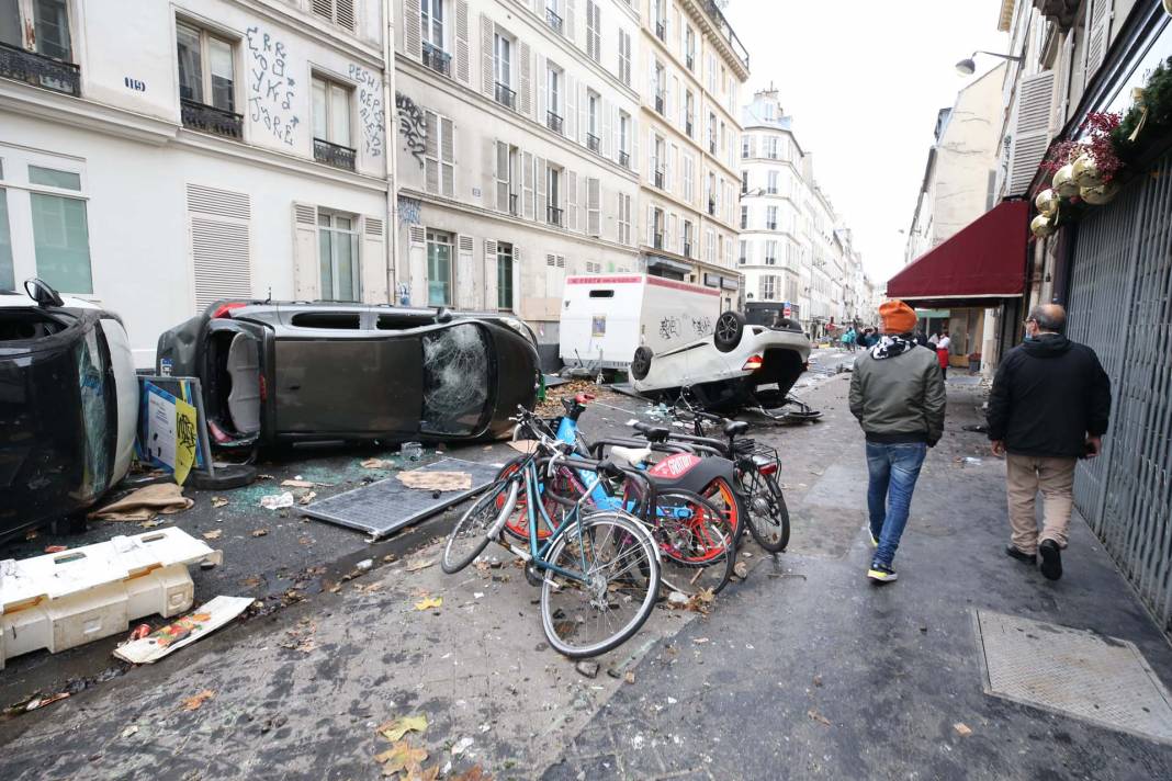 Fransa karıştı! Paris'te PKK destekçileri polisle çatıştı, ortalık savaş alanına döndü 14